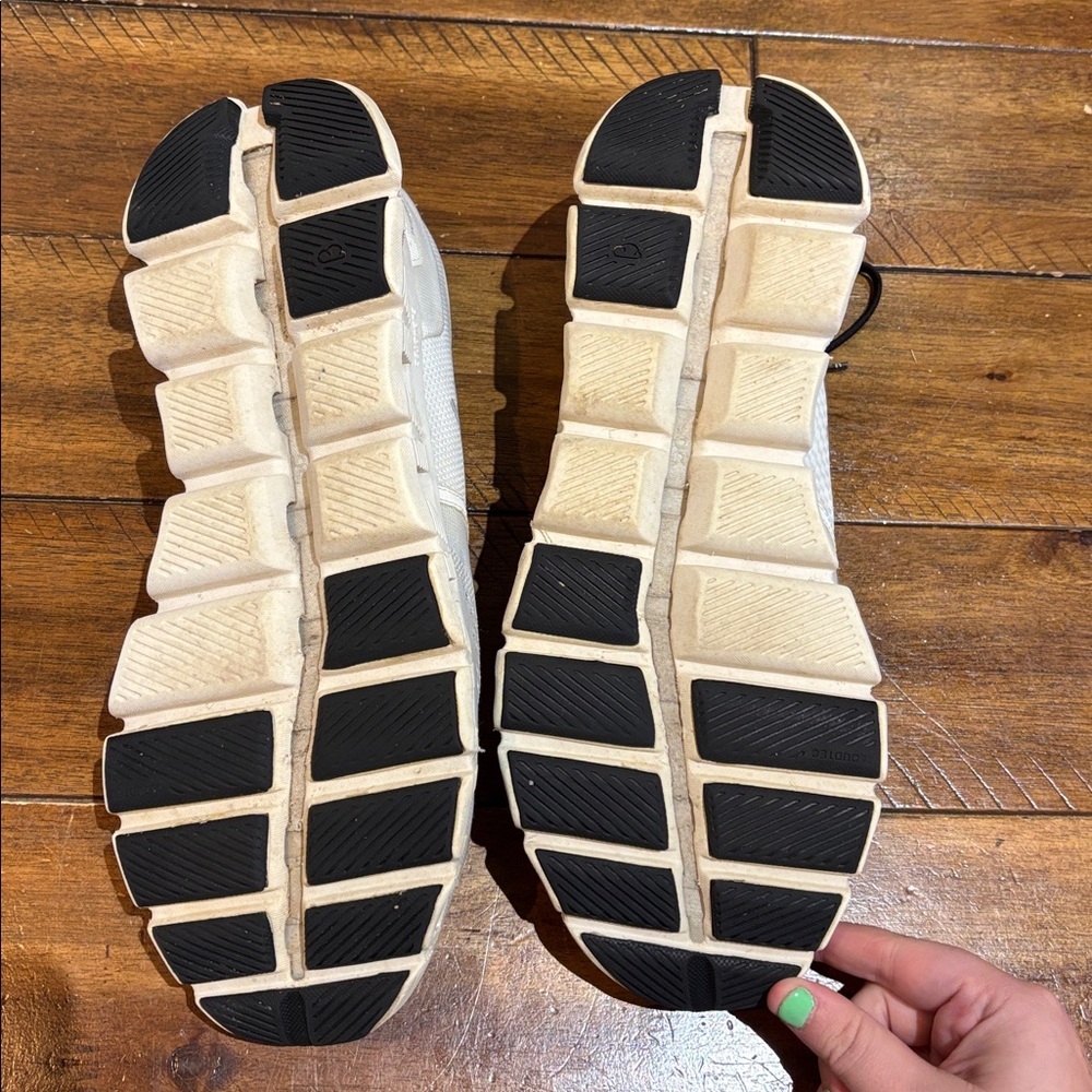 On Cloud Running Cream and Black Athletic Shoes - Picture 4 of 4